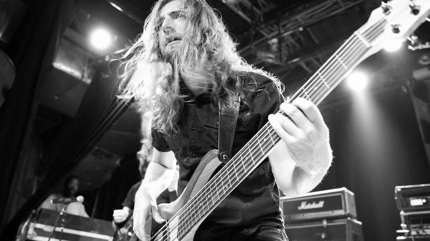 Metal bis zu den Pyramiden: Der Erlanger Bassist Linus Klausenitzer