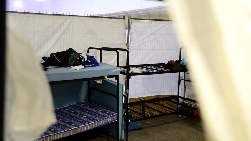 Blick in eines der Abteile. Da momentan nur noch rund 60 Menschen in der Unterkunft leben, sind in vielen der Schlaf-Einheiten nur noch die nackten Bettgestelle übrig geblieben.