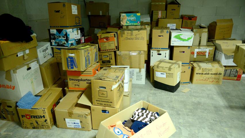 Im Lager der Kleiderkammer stapeln sich die Kartons mit Kleiderspenden, die noch nicht ausgegeben wurden. Einen Teil der Sachen wird der Frankenkonvoi in Flüchtlingslager an der Balkanroute bringen.
