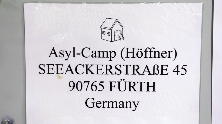 Als die Notunterkunft im September 2014 eröffnet wurde, berichteten Medien bundesweit über das ungewöhnliche Quartier. Nun ist das "Asylcamp Höffner" bald Geschichte.