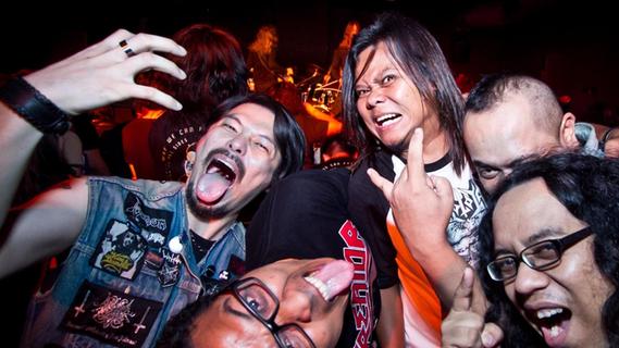 Mit Leidenschaft dabei: Fans der Death-Metal-Band "Obscura" bei einem Konzert in Asien.