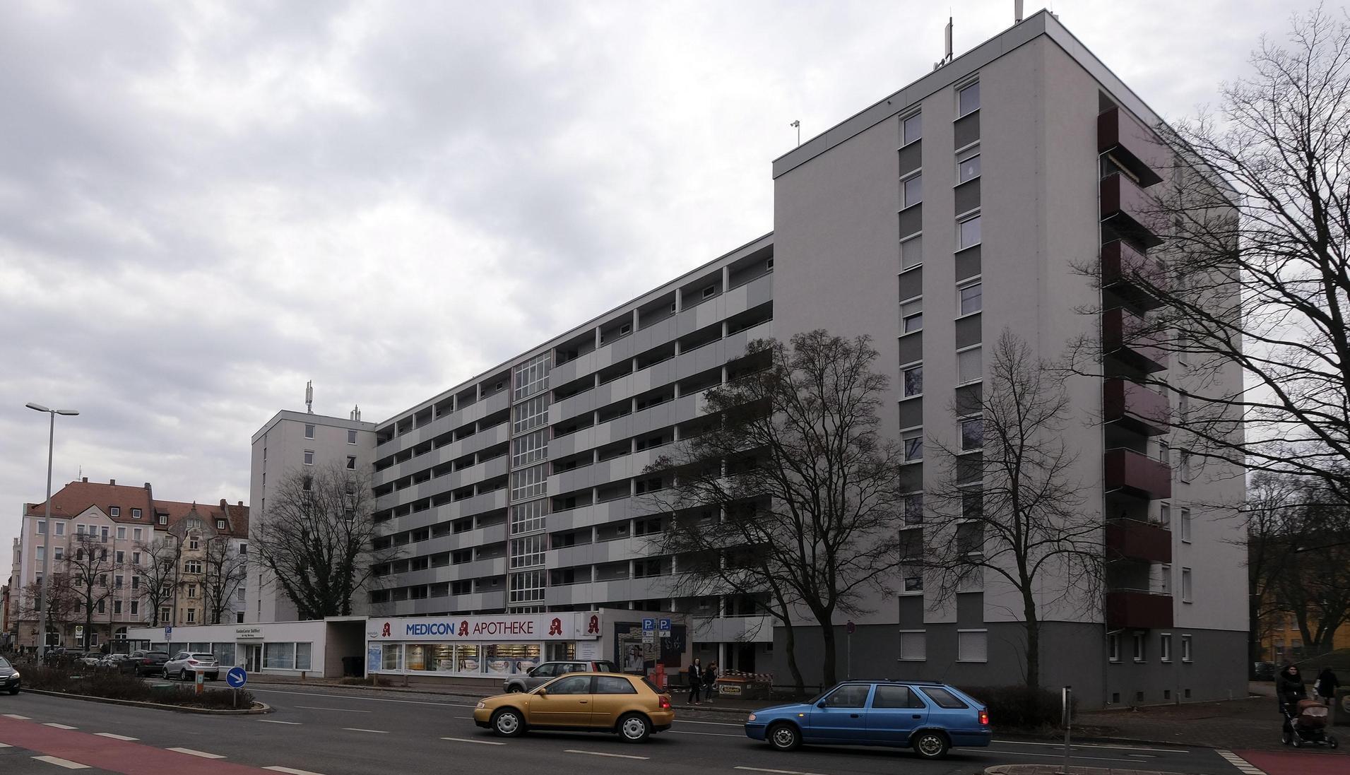 Ein anderer verkannter Gigant versteckt sich in St. Leonhard: Im Wohnblock an der Rothenburger Straße 183, der Rang neun belegt, leben stolze 162 Menschen.