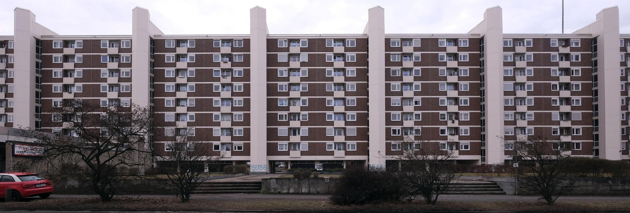 Den vierten Platz belegt ein flaches, aber langes Bauwerk im Nordosten: Die ziegelroten Klinkertürme an der Äußeren Bayreuther Straße 150-162 mögen für sich genommen nicht allzu groß sein. Als integral verbundene Anlage bringt es der Riegel aber auf stolze 354 Bewohner!
