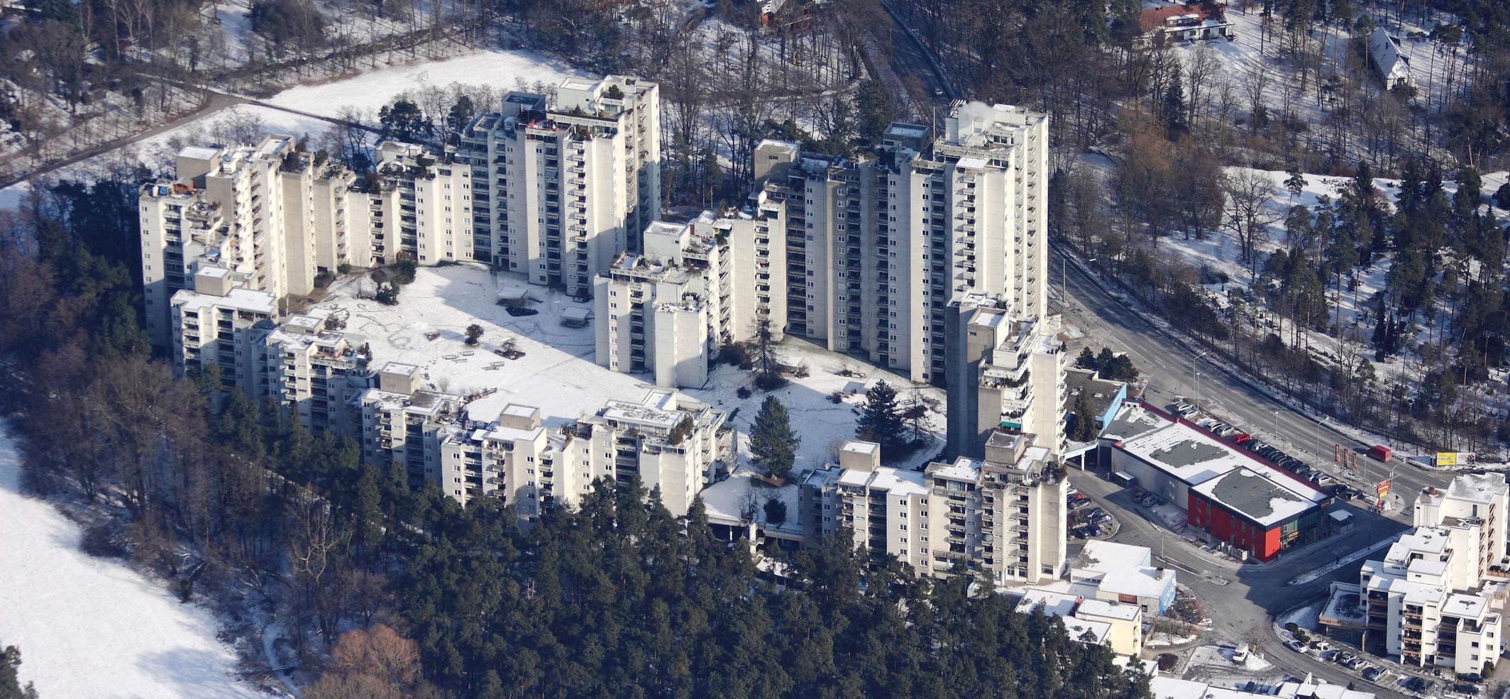 Der unangefochtene Platzhirsch ist die Wohnanlage am Einsteinring, die 1971 eingeweiht wurde. In den verschieden großen, miteinander fest verbundenen Häusern, die Gerhard G. Dittrich entwarf, leben laut Amt für Statistik aktuell 586 Menschen. Die Anlage hat mehr Bewohner als die Stadtbezirke Sandreuth (446) oder Rangierbahnhof (284).