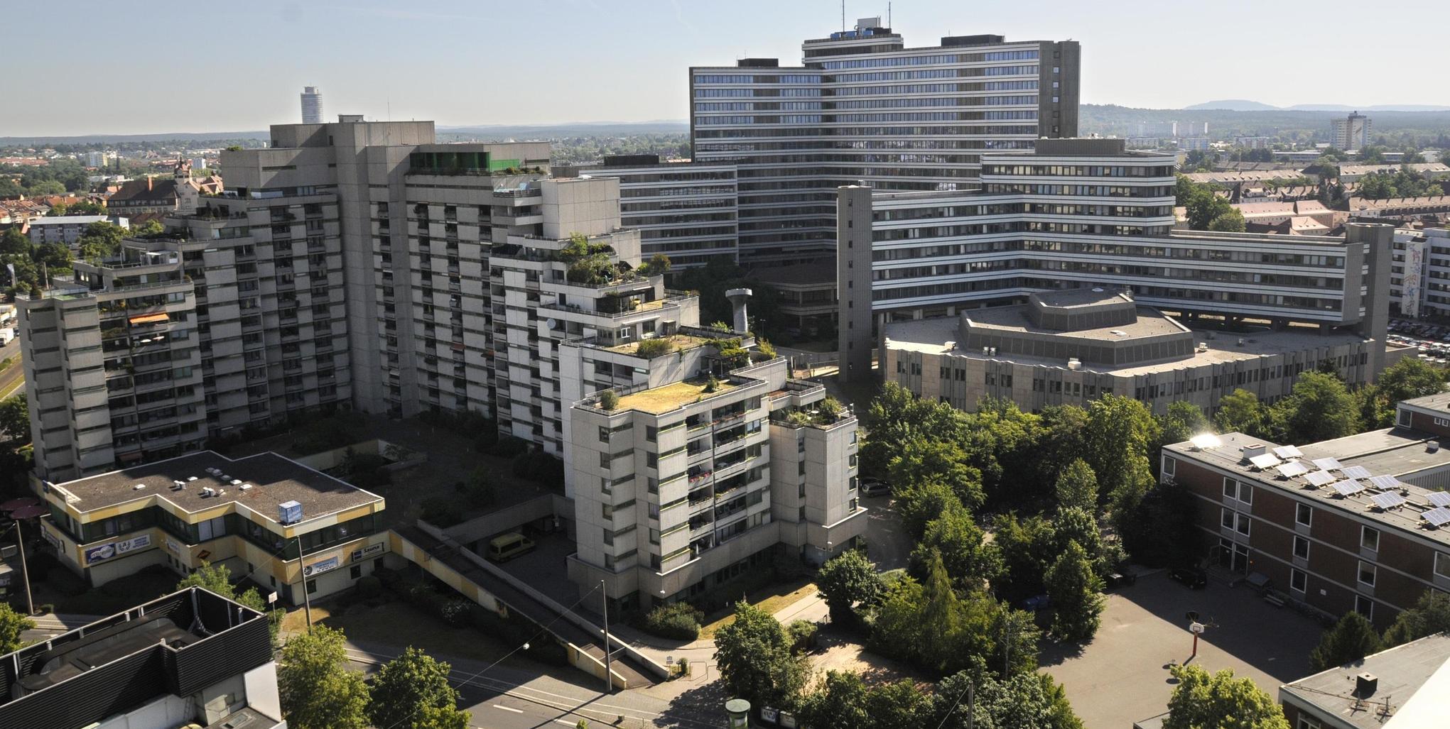 Der zweite Riese im Ranking, der immerhin 462 Menschen beherbergt, kann seine Größe optisch nicht ausspielen: Der von Terrassen geprägte Betongigant Hainstraße 25 wirkt geradezu klein vor der gläsernen Kulisse der Bundesanstalt für Arbeit.