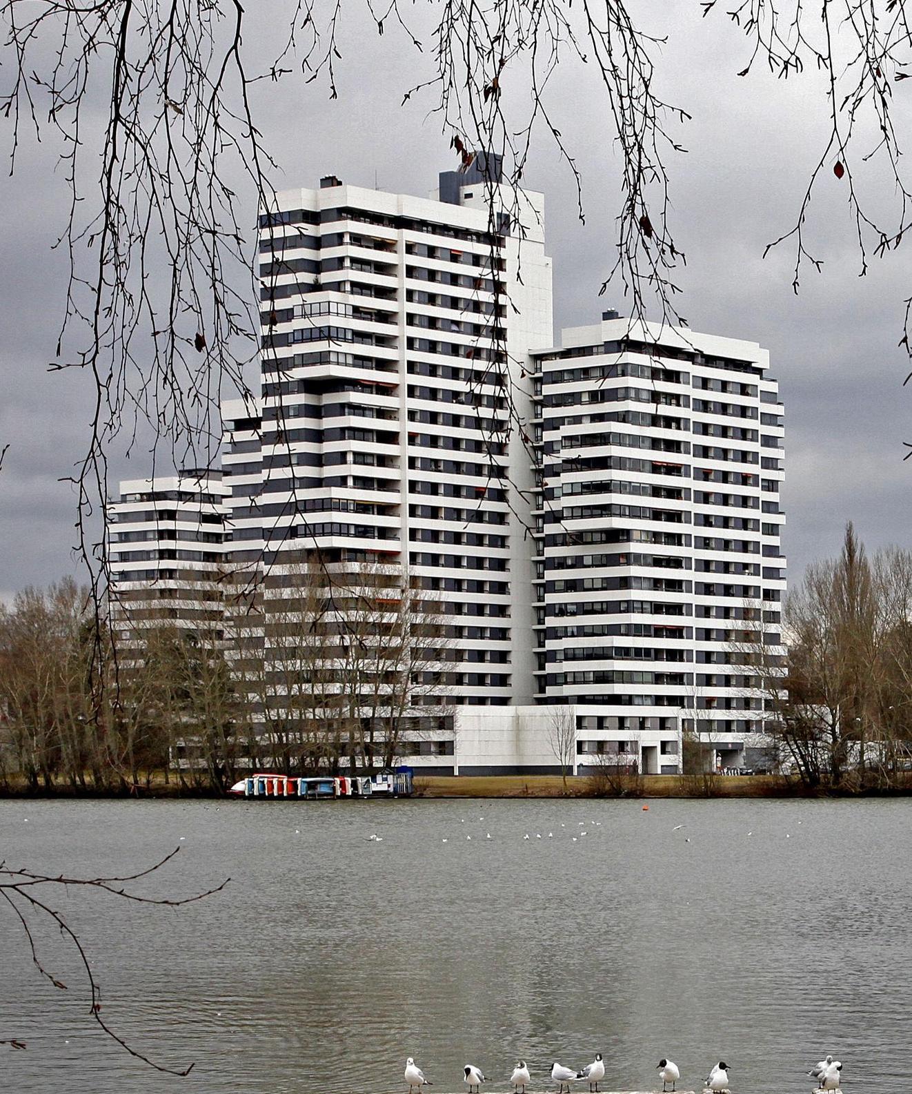 Auf dem dritten Platz landet mit dem großen Turm an der Norikerstraße 19 eines der meistfotografierten Gebäude der Stadt. Der Hüne am Wöhrder Seeufer, der 1971 nach Plänen von Harald Loebermann erbaut wurde, bietet derzeit 414 Menschen Obdach und ist mit 80 Metern auch das zweithöchste Gebäude der Stadt nach dem Business-Tower (125 Meter).