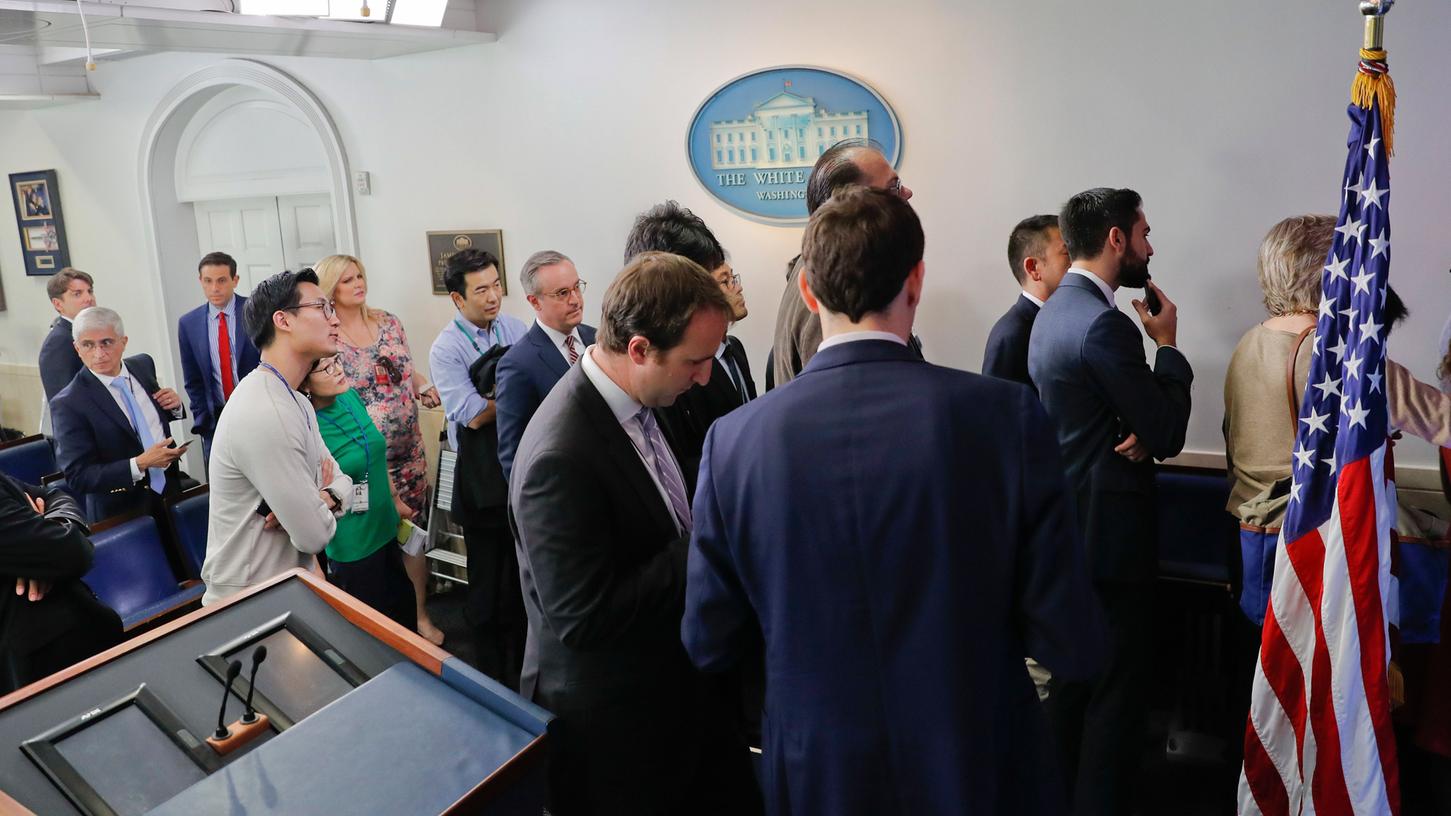 Journalisten warten am Freitag im Weißen haus in Washington D.C. darauf, zu einer Fragerunde mit dem Sprecher von Präsident Trump, Sean Spicer, eingelassen zu werden. Mehreren Journalisten wurde der Zugang verweigert, unter anderem auch Vertretern von CNN und der New York Times.