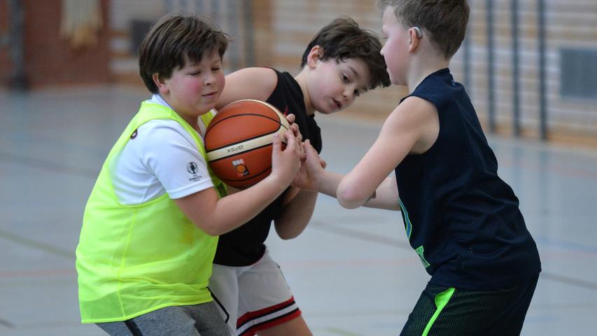 DATUM: 25.02.2017..RESSORT: Lokales ..FOTO: Horst Linke ..MOTIV: Turnier des CVJM Erlangen Basketball mit Kindern..Spiel um Platz 3, Poeschke - Pestalozzi (gelb)..