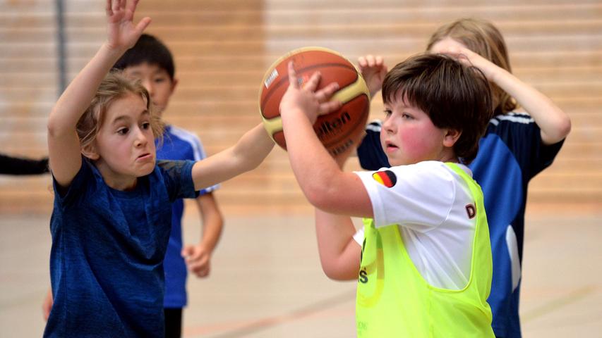 DATUM: 25.02.2017..RESSORT: Lokales ..FOTO: Horst Linke ..MOTIV: Turnier des CVJM Erlangen Basketball mit Kindern..Stifter - Pestalozzi (gelb)..