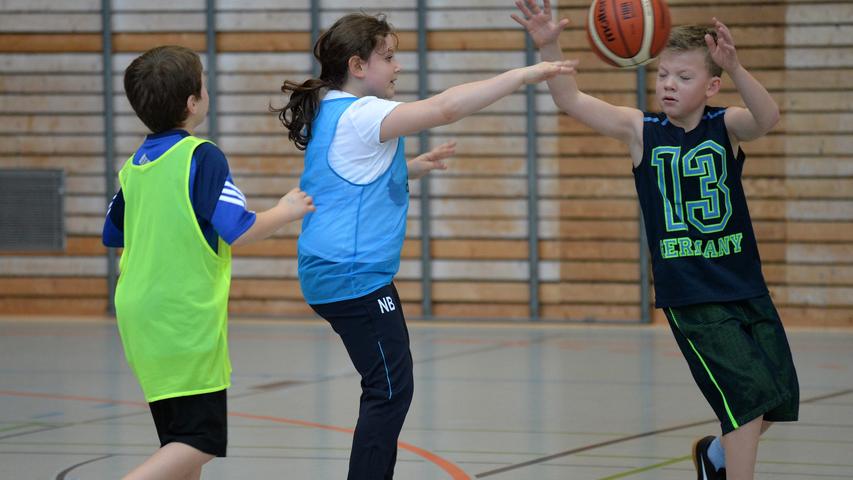 Kinder jagen Körbe: Basketballturnier des CVJM Erlangen