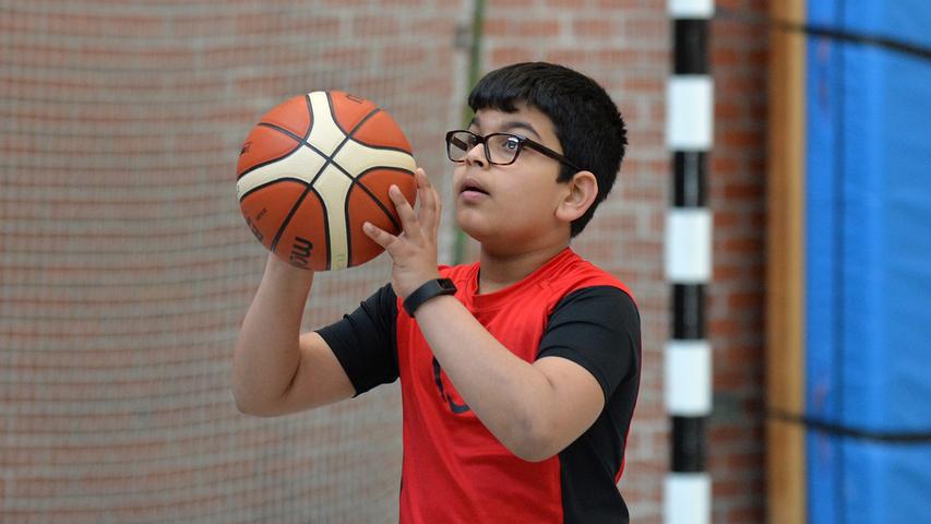 Kinder jagen Körbe: Basketballturnier des CVJM Erlangen
