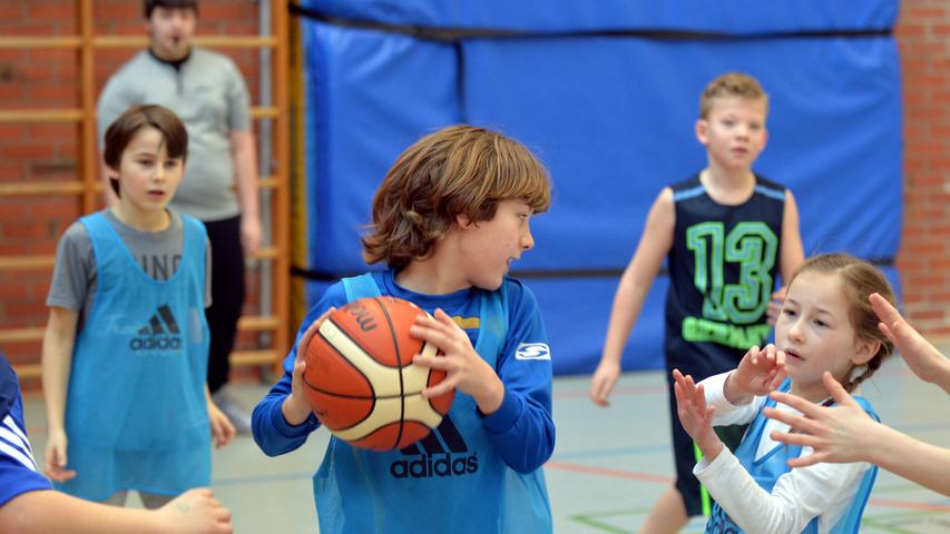 DATUM: 25.02.2017..RESSORT: Lokales ..FOTO: Horst Linke ..MOTIV: Turnier des CVJM Erlangen Basketball mit Kindern..Poeschke - Rückert (blau)
