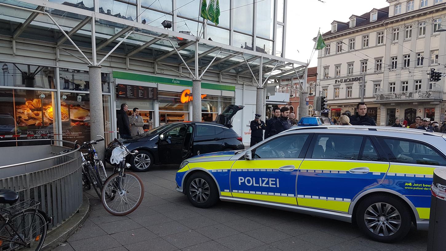 Ein Autofahrer hat in Heidelberg mehrere Fußgänger angefahren und ist dann mit einem Messer bewaffnet geflüchtet.