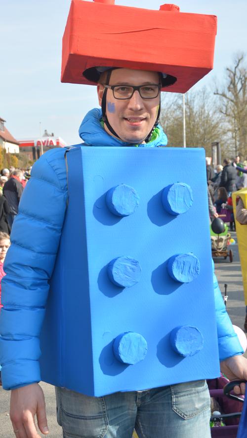 Wandelnde Legosteine und coole Zwerge beim Heroldsbacher Faschingsumzug 