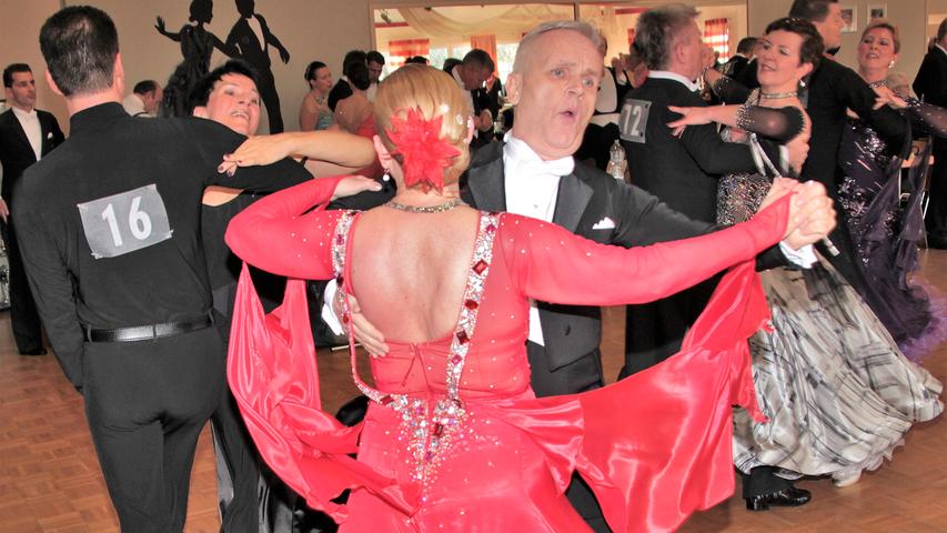 Szenen vom Seniorenturnier der Tanzsportabteilung Blau-Silber im ASV Neumarkt.