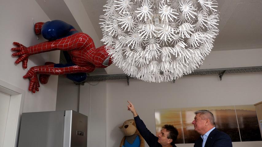 Spider-Man hat alles im Blick: Klaus Guthmann von TrueTime Media (links) zeigt Manfred Ilgenfritz von der Nürbanum Liegenschaften GbR die Inneneinrichtung.