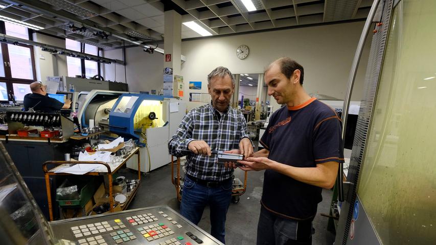 Oskar Schöll, dessen Firma SFT mechanische Bauteile produziert, bespricht sich mit Mitarbeiter Stefan Spörler.