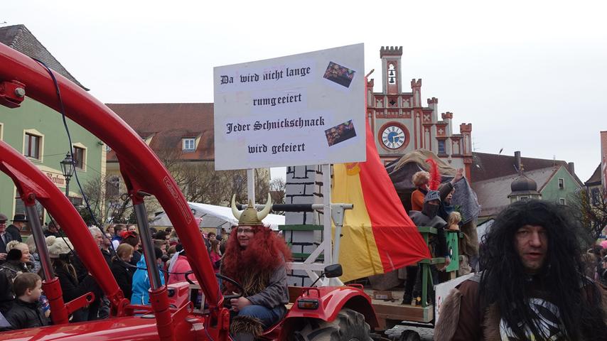 Tausende Faschingsnarren flankierten den 35. Faschingsumzug mit rund 30 Vereinen und Gruppen in der Innenstadt von Velburg.