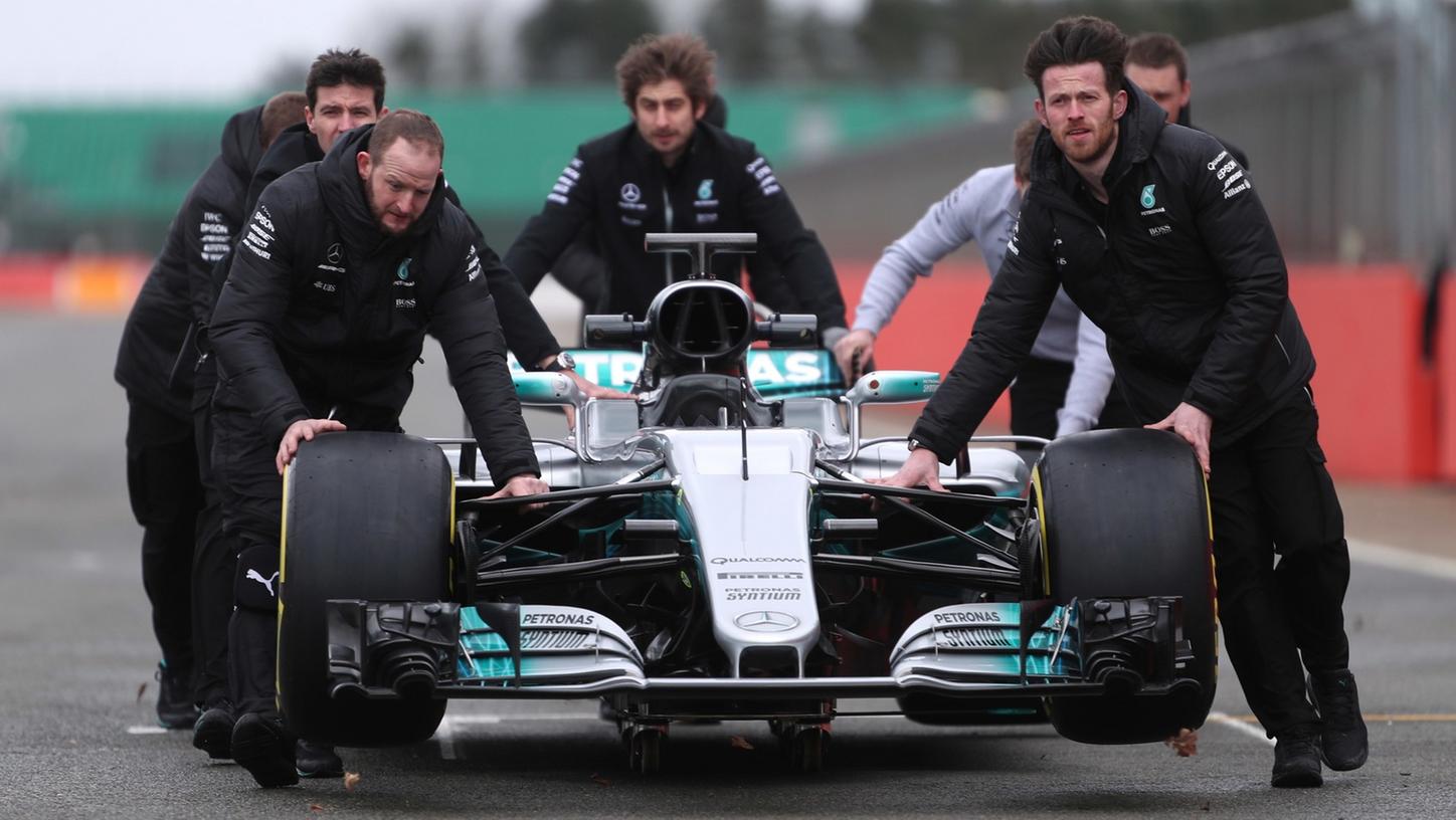 Mit dem neuen Boliden "W08" will Mercedes seine Titel verteidigen - auch, wenn der dreifache Weltmeister Lewis Hamilton sich noch bedeckt hält.