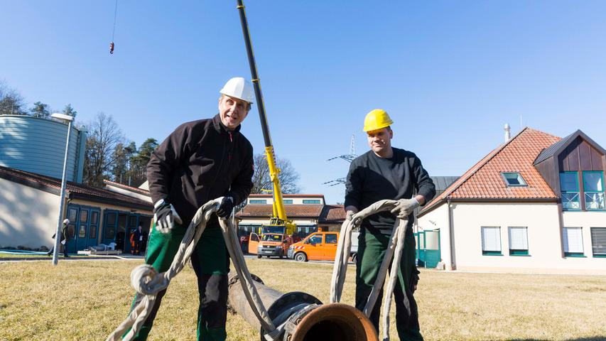 Die Firma Hilpert Klärwerkstechnik aus Nürnberg kümmert sich um Ausbau des alten und Einbau des neuen Rührwerks.