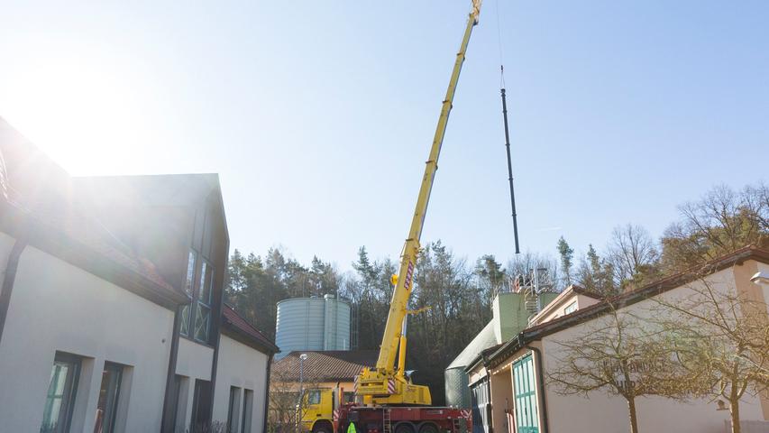 Die Kläranlage in Herzogenaurach hat einen "Neuzugang". Das alte Faulturmrührwerk hat nach 19 Jahren ausgedient. Hier wird das alte Führungsrohr mit einem rieseigen Kran aus dem Faulturm gehievt.
