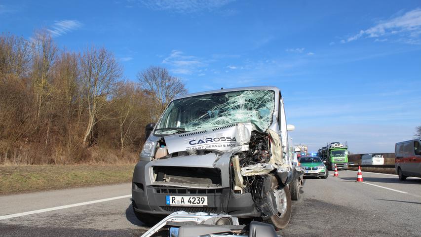 A3: Kleintransporter fährt auf Lkw auf - Fahrer schwer verletzt