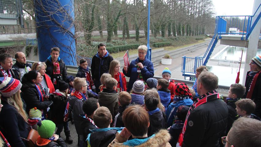 Ina Scheithauer, Betreuerin der Einlaufkinder beim 1. FC Nürnberg, erklärt den Kindern den Ablauf ihres Auftritts. Die Kleinen lauschen gespannt.