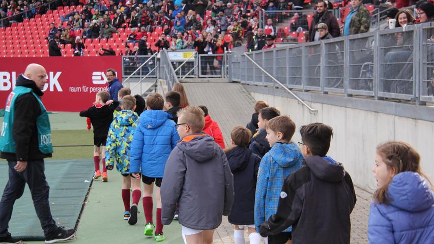 Warm eingepackt laufen sie zu ihrem Block. Dort verfolgen sie das Spiel gegen den VfL Bochum. Obwohl der Club das Spiel mit 0:1 verliert - diesen Tag werden die Kinder nicht so schnell vergessen.