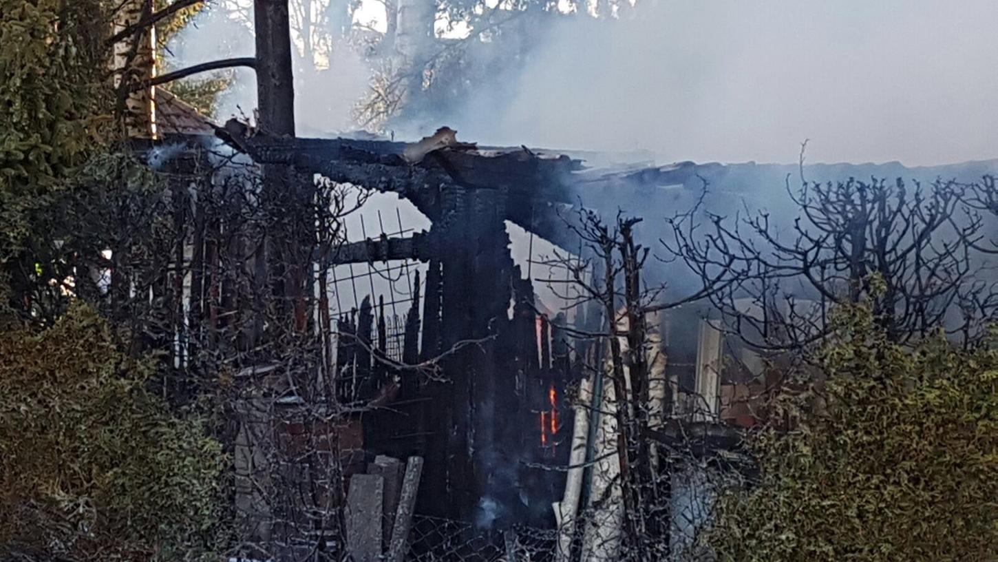 Am Montagnachmittag ist ein Holzlagerschuppen in Cadolzburg abgebrannt.