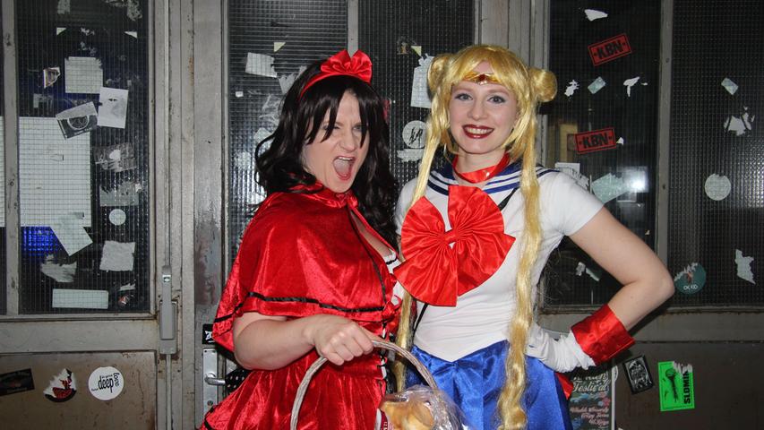 Anna und Steffi (v.l.)haben als Rotkäppchen und Sailor Moon an alles gedacht: In ihrem Korb liegen Milchbrötchen und Äpfel für besonders hungrige Partygäste bereit.
