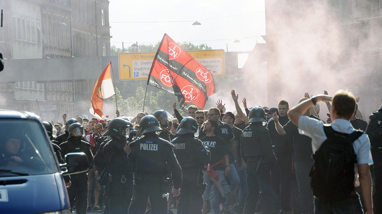 Pyro und Polizei: Der Marsch der Fans beim Frankenderby lähmt die Innenstadt jedes Jahr wie hier 2014.
