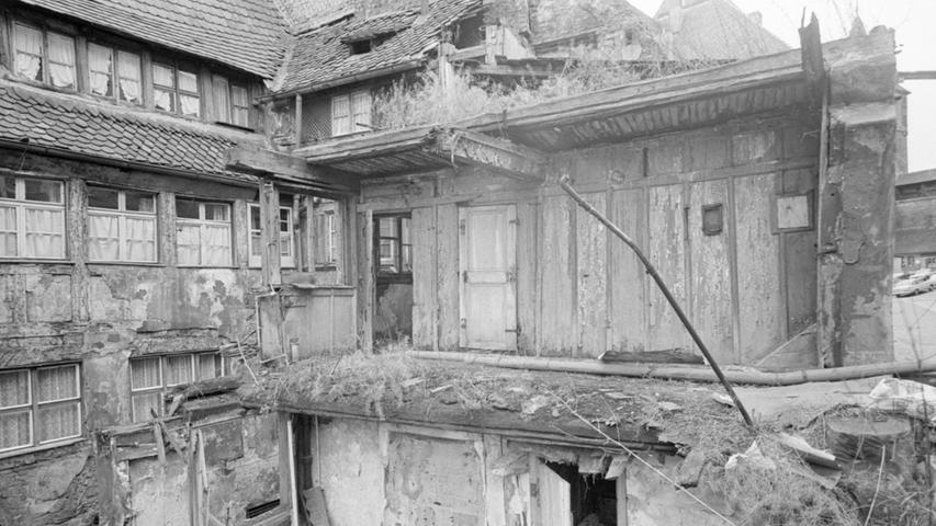 Nur wenige Schritte vom Albrecht-Dürer-Haus entfernt, bieten sich solche düsteren Ansichten: das fast an Elendsviertel erinnernde Gemäuer an der Oberen Schmiedgasse. Hier geht es zum Artikel vom 1. März 1967: Ruinen umgeben das Dürer-Haus