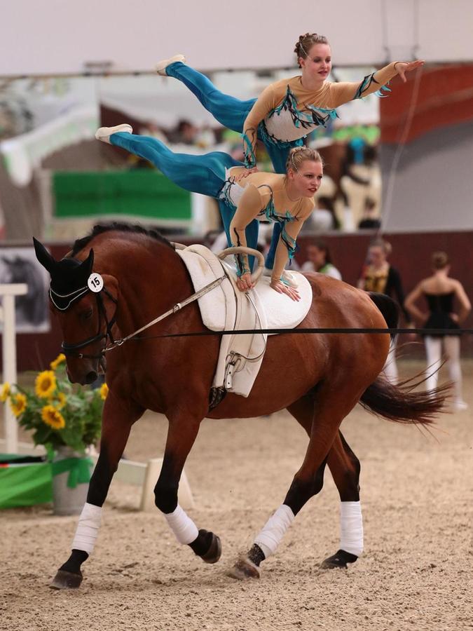 Voltigieren: Akrobatik auf dem Pferderücken