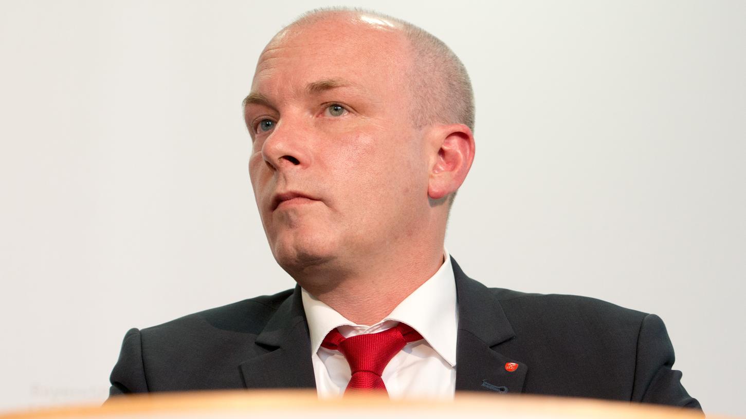 Die Ermittlungen gegen den suspendierten Regensburger Oberbürgermeister Joachim Wolbergs ergaben Erkenntnisse aufgrund derer sich der SPD-Politiker nun vor Gericht verantworten muss - allerdings mit weniger Anklagepunkten als zunächst angenommen.