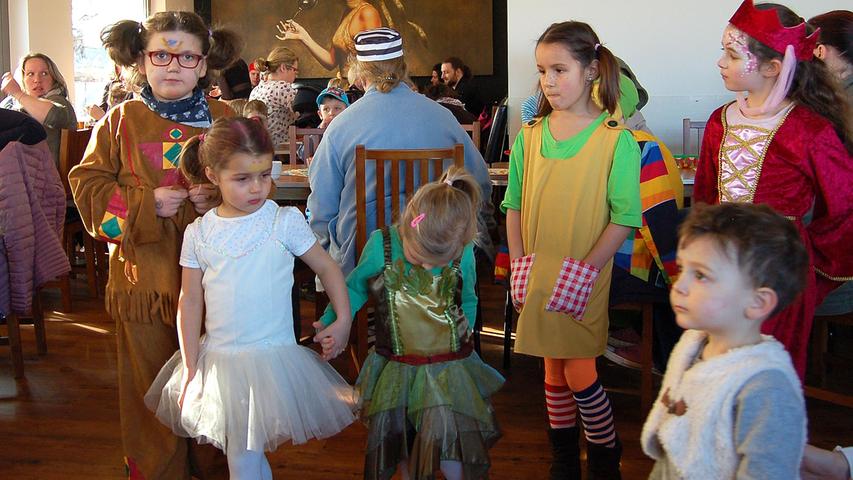 Krokodile, Mäuse und Prinzessinen trafen sich zum Faschingsdienstags-Tanz im Loft.