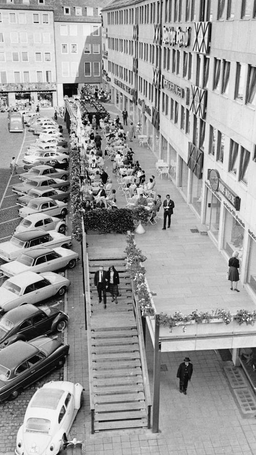 In den 60er Jahren konnten Autofahrer ihre Wagen am Hauptmarkt parken.