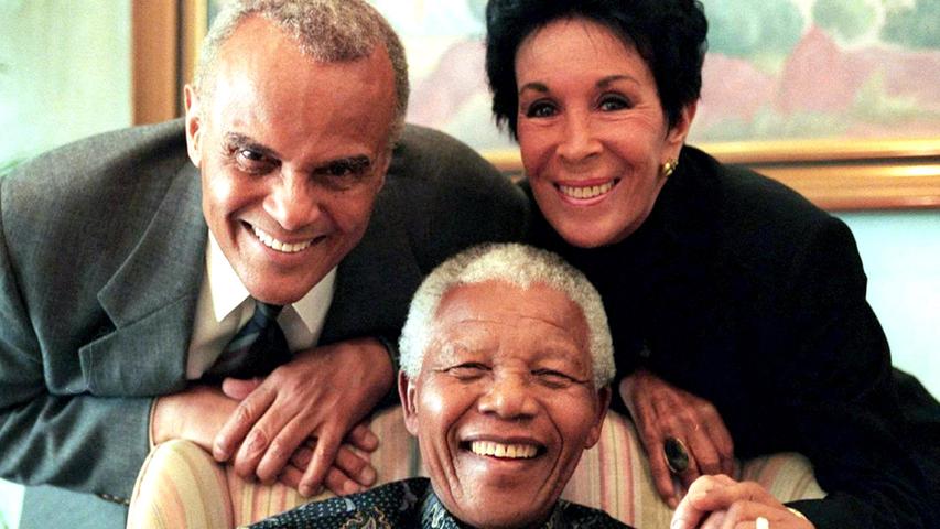 Mit der Tänzerin und Schauspielerin Julie Robinson war Harry Belafonte verheiratet. 1999 waren die beiden in Südafrika bei Nelson Mandela zu Gast. Seit 2008 ist Belafonte mit Pamela Frank verheiratet.