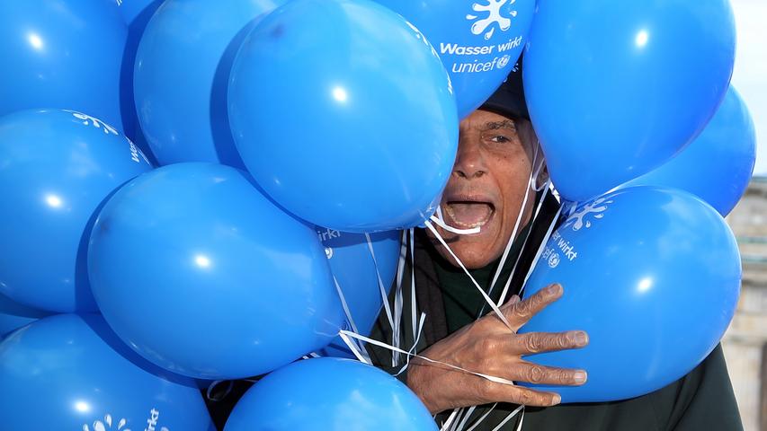 Zwischen blauen Luftballons: Der Sänger stellte im Frühjahr 2012 die UNICEF-Kampagne für sauberes Wasser "Wasser wirkt" vor.