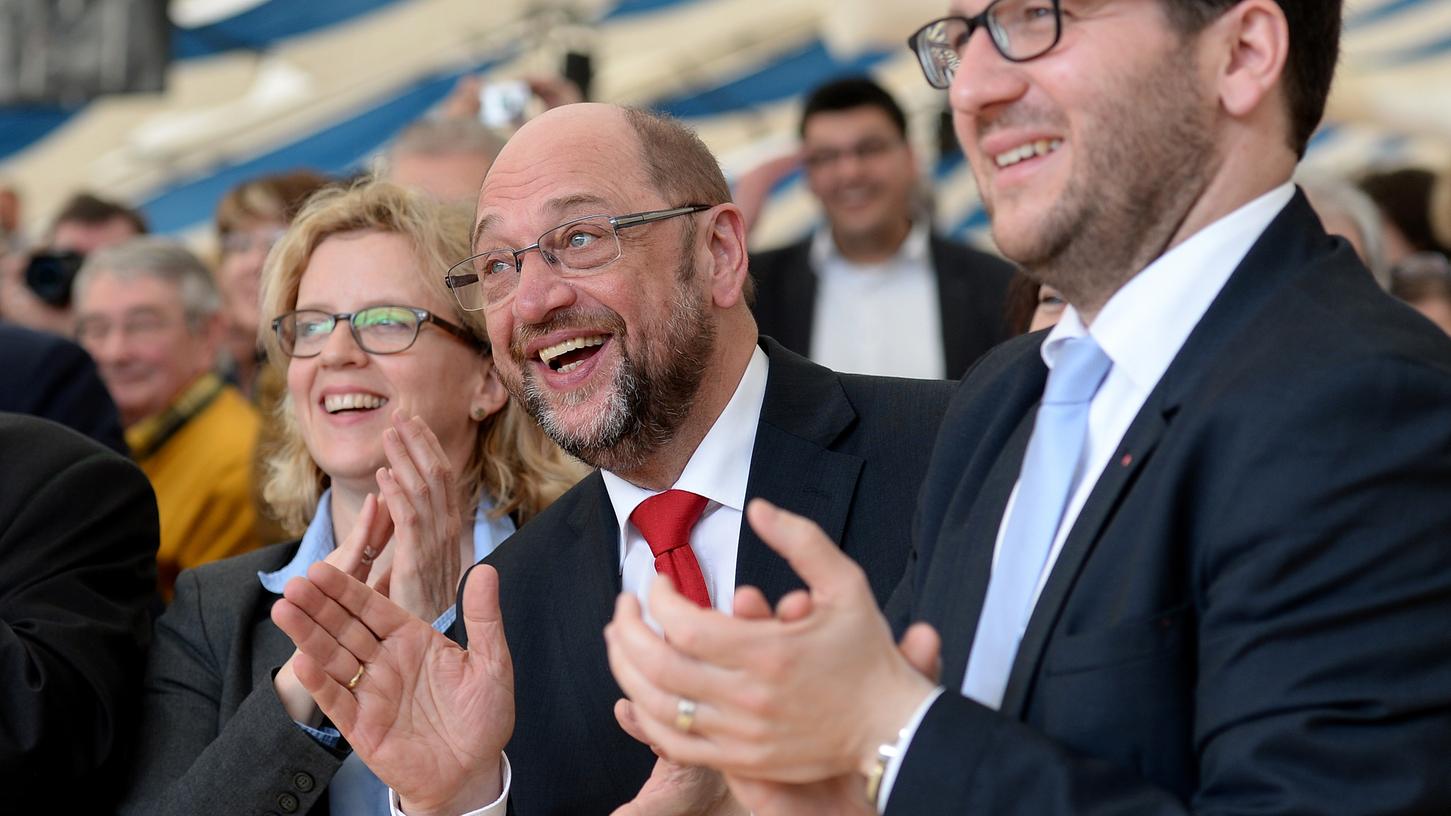 Generalsekretärin der Bayern-SPD Natascha Kohnen, SPD-Kanzlerkandidat Martin Schulz und der Bürgermeister von Vilshofen, Florian Gams (re.) beim Politischen Aschermittwoch in Vilshofen.