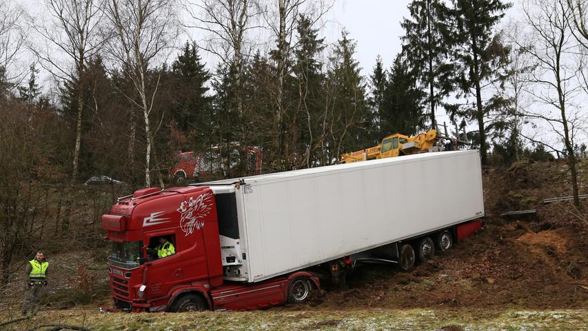 Glatteis auf Bundesstraße: Lastwagen kommt von Fahrbahn ab