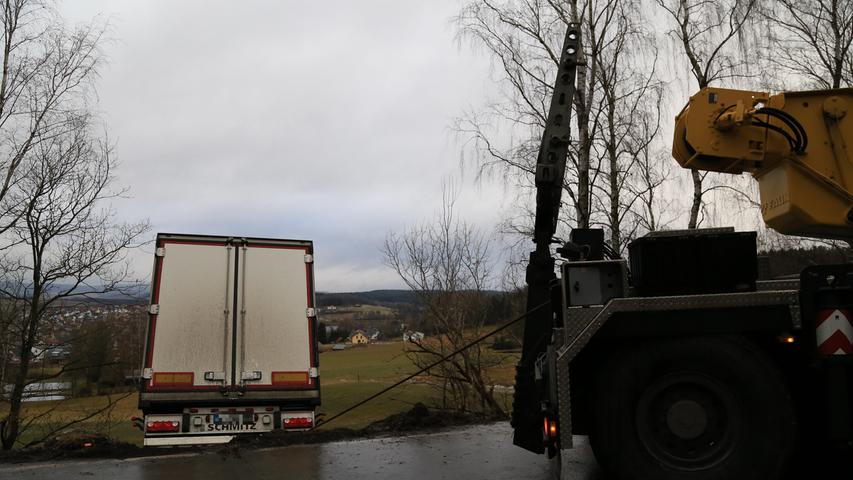 Glatteis auf Bundesstraße: Lastwagen kommt von Fahrbahn ab