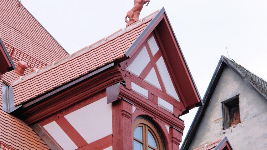 Das Erdgeschoss und das erste Stockwerk des dreigeschossigen Sandsteinquaderbaus stammen wohl noch aus dem 16. Jahrhundert. Eine dendrochronologische Untersuchung datiert den restlichen Bau auf 1646. Das äußere Erscheinungsbild hat mehrere Veränderungen erfahren und dürfte im Wesentlichen auf das 19. Jahrhundert zurückgehen. Als die Eigentümerfamilie das Dachgeschoss ausbauen wollte, stellte sie fest, dass der Dachstuhl einsturzgefährdet war. Zwischen 2013 und 2015 wurden Dachstuhl und Fassade umfassend saniert. Die Maßnahme habe das Familienerbe für zukünftige Generationen gesichert und dem Stadtbild von Altdorf ein prägendes Denkmal erhalten, begründet der Kreis Mittelfranken seine Wahl.