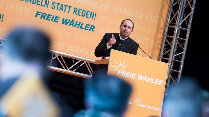 Nächster Halt Deggendorf: Dort trafen sich die Freien Wähler. Deren Bundes- und Landesvorsitzender Hubert Aiwanger fand wie immer deutliche Worte: "Wenn unserem Land das Chaos droht, dann wird es regiert von Schwarz und Rot." Über Bundeskanzlerin Angela Merkel und den SPD-Kanzlerkandidaten Martin Schulz spottete er: "Merkel und Schulz sind doch politische Zwillinge mit dem Unterschied, dass der Herr Schulz etwas schlechter rasiert ist."