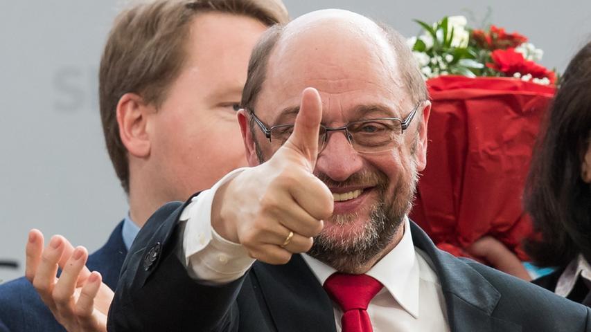 Daumen hoch für Martin Schulz: Mit "Martin, Martin"-Sprechchören feierten die Genossen die Schulz-Rede.