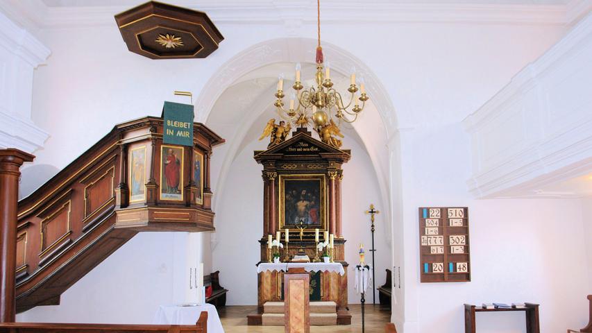 Darauf, dass St. Thomas in Altensittenbach bis ins Mittelalter zurückreicht, weist schon seine Bauform als Chorturmkirche hin. Dieser ab ca. 1100 aufgekommene, einfache Bautyp gilt in Franken als der vorherrschende bei Dorfkirchen. Die bestehende Chorturmkirche in Altensittenbach wurde im ersten Viertel des 15. Jahrhunderts wohl über einem älteren Vorgängerbau errichtet und anschließend immer wieder verändert. So wurde sie etwa nach Kriegsschaden 1553 umfassend erneuert und im 18. Jahrhundert im Inneren barockisiert. In den letzten Jahren hat die Kirche viel Aufmerksamkeit erfahren. 2009 wurde ihr damals statisch schwer beschädigter Turm ertüchtigt und 2015 konnte die seit 2011 andauernde Sanierung des Langhauses abgeschlossen werden. Restauratorische Erkenntnisse waren auch der Grund für die Neufassung des Innenraums in einer für die Barockzeit ungewöhnlichen, monochromen Weißfassung, die die vorhandene Stuck-Ornamentierung nun fein in Erscheinung treten lässt. Die Reparatur und Überarbeitung sämtlicher Holzteile sorgt jetzt für einen harmonischen Eindruck im Inneren: Stützen und Sitzbänke wurden von ihren Anstrichen befreit und bilden mit ihrem warmem, einheitlichen Holzfarbton – gemeinsam mit Altar und Kanzel – einen angenehmen Kontrast zur hellen Innenhaut. Neue handgeschmiedete Eisenbewehrungen und Treppenhandläufe passen sich dem zurückhaltenden Stil des Gotteshauses perfekt an. Die Kirchengemeinde hat die Maßnahme interessiert begleitet und nach Kräften unterstützt, sei es durch Hilfsleistungen oder durch Spenden. Als bleibendes Zeichen für dieses Engagement vermerken kleine Metalltäfelchen im Dachstuhl die Namen der Unterstützer und erinnern so dauerhaft an eine gelungene und zukunftsweisende Maßnahme.