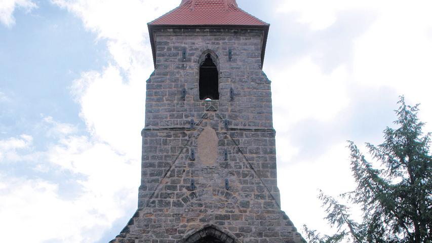 Der Nürnberger Bürger und Glockengießer Hermann Keßler II. (um 1320-1389) betrieb in der zwieten Hälfte des 14. Jahrhunderts die erfolgreichste Glockengießerwerkstatt im süddeutschen Raum. Er und seine Frau stifteten 1374 neben zahlreichen anderen Einrichtungen das Glockengießerspital St. Leonhard in Lauf. 1552/3 brannte es während des Markgrafenkriegs nieder. Das Spitalgebäude wurde neu errichtet und dient heute als Stadtarchiv, die zugehörige Kirche und Pfarrhof blieben als Ruinen erhalten. Über die vorbildliche, kontinuierliche Pflege hinaus hat die Stadt Lauf als Eigentümerin die Ruine nun wieder soweit gerüstet, dass sie auch in den nächsten Jahrzehnten Wind und Wetter trotzen kann: Schäden am Tragwerk wurden beseitigt, statische und restauratorische Ausbesserungen durchgeführt, was logistisch aufgrund der Enge und schweren Zufahrt nicht einfach war. Das Mauerwerk wurde repariert und das Turmdach, deren Holzkonstruktion von 1375 überliefert war, instand gesetzt.