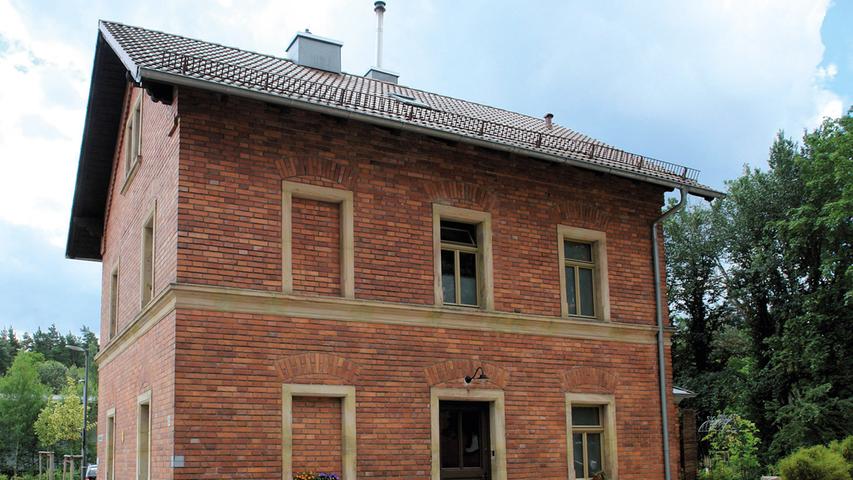 Das einzige vom alten Neunkirchener Bahnhof an der Schnaittachtalbahn übrige Gebäude ist der zweigeschossiger, für Franken unüblicher Satteldachbau, der als Eisenbahnerwohnhaus diente. Der Ziegelbau wurde 1896 errichtet und ist heute in privatem Eigentum. Grundriss und die originale Ausstattung waren erhalten, aber sehr zerstört, weshalb das Gebäude von 2012 bis 2015 unter Beachtung einer besonders schonenden und originalgetreuen Rekonstruktion von Oberflächen und Ausstattung saniert. Der vorher ungenutzte Dachraum wurde in ein großes Wohn- und Arbeitszimmer umgestaltet, die Fassade blieb ungedämmt. Der Bezirk Mittelfranken beschreibt das Ergebnis als "äußerst attraktives Wohnhaus mit Charme, das überdies ein Stück regionale Eisenbahngeschichte verkörpert."