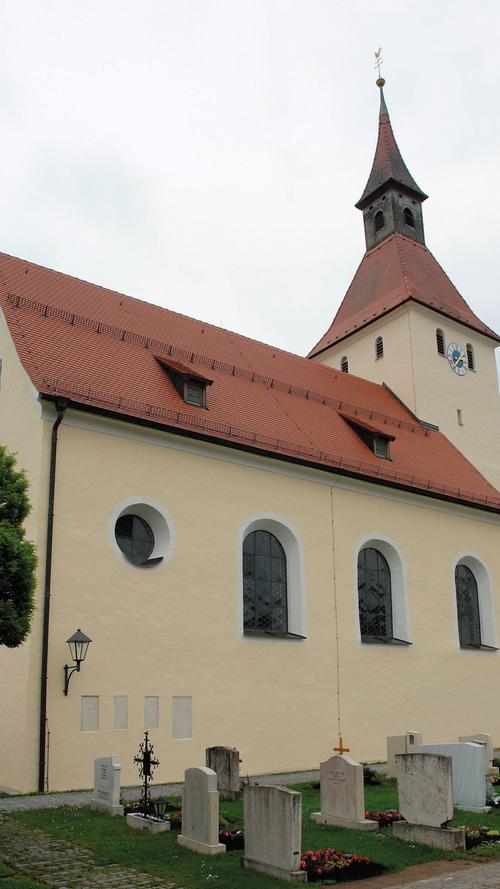 Nach Ende des Dreißigjährigen Krieges, nachdem die sich langsam bessernde wirtschaftliche Lage eine Behebung der Kriegsschäden möglich machte, setzte ein Bauboom in Süddeutschland und Österreich ein, der vor allem von einer Gruppe Graubündner Baumeister und Stuckateure mitgeprägt wurde. In diese Zeit fällt auch der Umbau der katholischen Pfarrkirche St. Leodegar in Untermässing bei Greding von 1694 bis 1696. Das hochbarocke Erscheinungsbild des verputzten Satteldachbaus mit Chorturm geht im Wesentlichen auf Pläne des aus Graubünden stammenden Eichstätter Hofbaumeisters Jakob Engel  zurück, die von dem ebenfalls aus Graubünden stammenden Johann Baptist Camesino ausgeführt wurden. Unter Einbindung der Reste des mittelalterlichen Vorgängerbaus wurden Chor und Langhaus umgebaut, verlängert sowie der Turm um zwei weitere Geschosse erhöht. 2012 bis 2015 wurde eine grundlegende und denkmalgerechte Außen- und Innenrenovierung durchgeführt. Der Dachstuhl war stark durch eindringende Feuchtigkeit und Schädlingsbefall geschädigt, das Mauerwerk wies Risse auf. Auch der Turm mit Zeltdach und Laterne musste saniert sowie das Innere komplett überarbeitet werden. 
 Die Renovierung begann mit der Reparatur des Dachstuhls. Unter Erhaltung von historischen Putzen und Fassungen wurden anschließend der Außenbau und die innere Raumschale renoviert. Die hellgrauen, kassettierten Holzbrüstungen im Kirchenraum wurden nach Befund wieder der dunklen Farbigkeit der Kanzel angepasst und bilden nun  zusammen mit den restaurierten Altären ein einheitliches Ganzes.