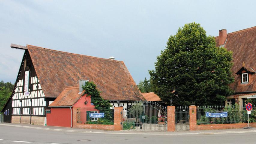 Im Ortskern von Laffenau erweckt eine prominent gelegene Fachwerkscheune mit Sandsteinquadersockel und Satteldach die Aufmerksamkeit. Zusammen mit Wohnhaus und Nebengebäuden gehört der Stadel aus der ersten Hälfte des 19. Jahrhunderts zu einem dominanten Hofkomplex. Die Scheune hatte zuletzt nur noch als Abstellraum Verwendung gefunden, eine sinnvolle Nutzung fand sich durch den Umbau zu Vinothek, Hofladen und kleiner Gaststätte mit Bier- und Weingarten. Innerhalb eines Jahres bauten die Eigentümer das Erdgeschoss mit viel Eigenleistung aus. Der Westgiebel ist oberhalb des Sandsteinsockels nun bandartig durchfenstert, um Tageslicht in die Scheune zu bekommen. Aus dem gleichen Grund wurden einige Luken auf der gegenüberliegenden Giebelseite verglast. Stellenweise hat man das Fachwerk ausgebessert und gereinigt. Eine zusätzliche Tür auf der Ostseite erleichtert den Zugang zum Biergarten.
 Im Inneren hat sich die Raumstruktur nur geringfügig verändert. Vom großen Gastraum trennten die Eigentümer einen kleinen Nebenraum mit Leichtbauwänden ab, die mit Fenstern mit altem Glas verfüllt sind.