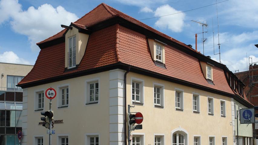 Auf alten Stadtansichten von Roth gut zu erkennen ist das direkt vor dem Unteren Tor liegende Bürgerhaus in der Hauptstraße 58. Das repräsentative, 1765 an Stelle eines Vorgängerbaus entstandene Gebäude behielt auch nach Abriss des Stadttors seine städtebaulich markante Lage. Der zweigeschossige, verputzte Mansardwalmdachbau mit Eckrustika hatte durch Umbauten im Inneren wie an der Fassade sein ursprüngliches Erscheinungsbild eingebüßt. Zudem hatte die Gebäudesubstanz durch den langen Leerstand nach Schließung eines hier seit 1948 betriebenen Spielwarenladens sehr gelitten, was zu Schäden geführt hatte, die größtenteils erst während der Sanierung offenbart wurden. Die bestehenden statisch-konstruktiven Schäden mussten aufwendig behoben werden. Dafür wurde eigens eine sogenannte Haus-in-Haus-Lösung entwickelt, um die statischen Kräfte aufzunehmen. Der Dachstuhl wurde repariert und die Mauern konnten nachfundamentiert werden. Außerdem hat man in Anlehnung an historische Fotoaufnahmen die charakteristische Aufzugsgaube nachempfunden und weitere Gauben an der Längsseite ergänzt. Was an wenigen Resten im Inneren noch erhalten geblieben war, konnte behutsam aufgearbeitet werden. "Dem Bewusstsein für denkmalpflegerische Werte und dem engagierten Enthusiasmus seines neuen Besitzers ist es zu verdanken, dass dank der gelungenen Instandsetzung dieses attraktiven Wegzeichens der Zugang zum Marktplatz wieder deutlich gewonnen hat", findet der Bezirk Mittelfranken.